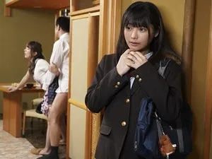 Bé xinh mới lớn cướp anh xã của mẹ