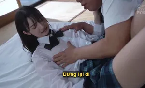 Bố dượng không còn kiềm được trước cô gái nhỏ trong bộ đồng phục bị ướt mưa